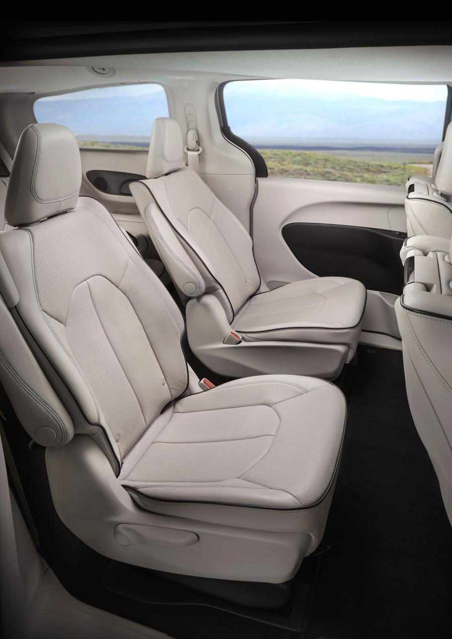 Интерьер Chrysler Pacifica Hybrid Limited (RU) 2016 года  (фото 35 из 40)